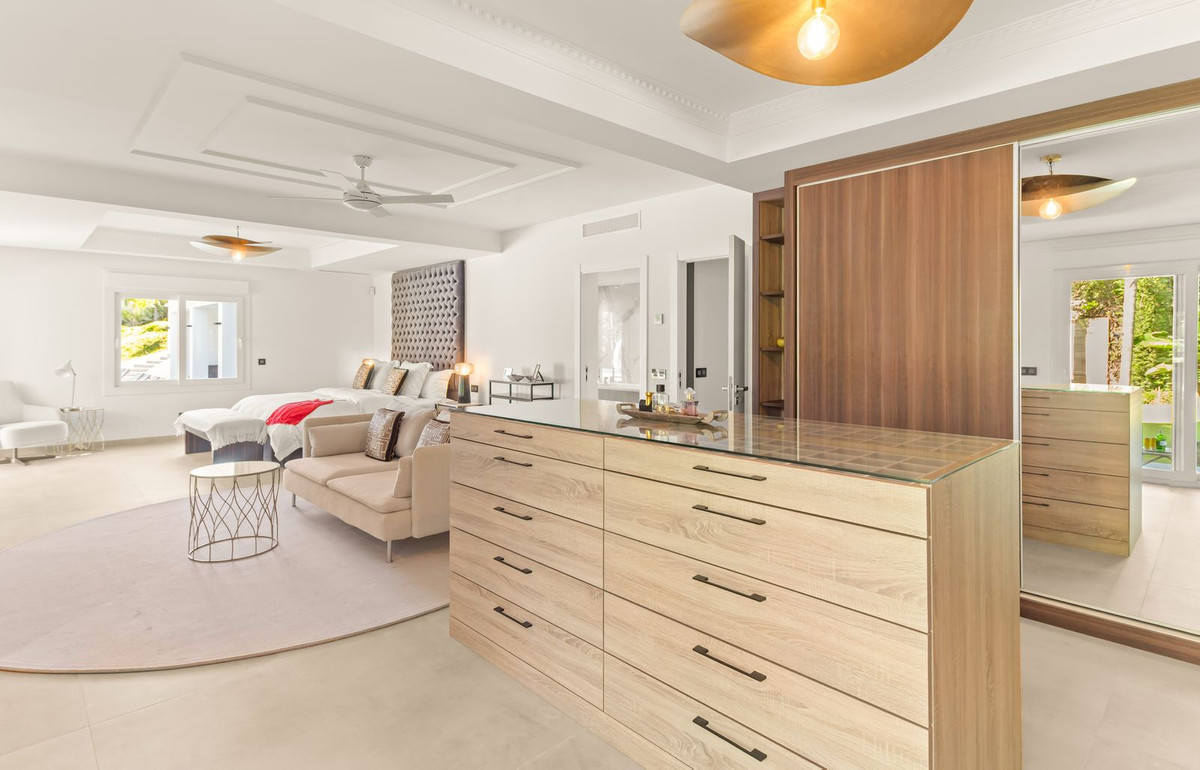 Villa for sale in Estepona