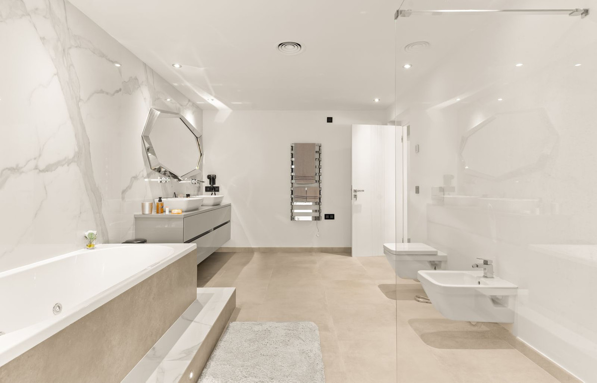Villa for sale in Estepona