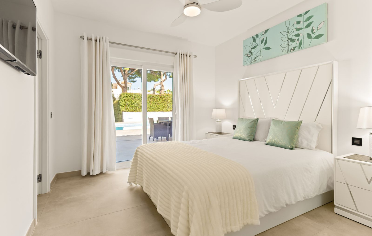 Villa for sale in Estepona