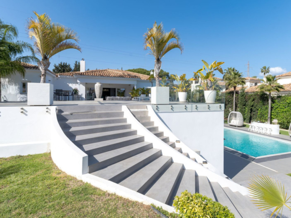 Villa for sale in Estepona