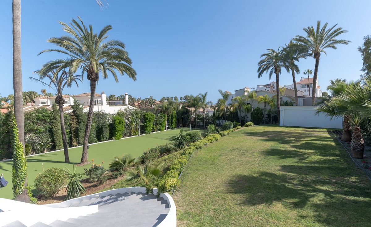 Villa for sale in Estepona