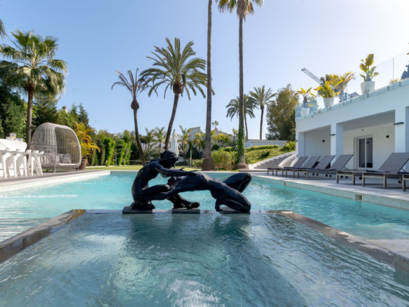 Villa for sale in Estepona
