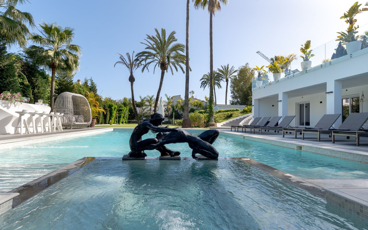 Villa for sale in Estepona