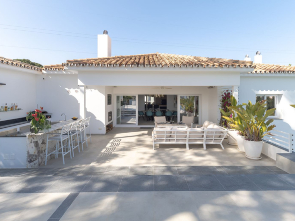 Villa for sale in Estepona