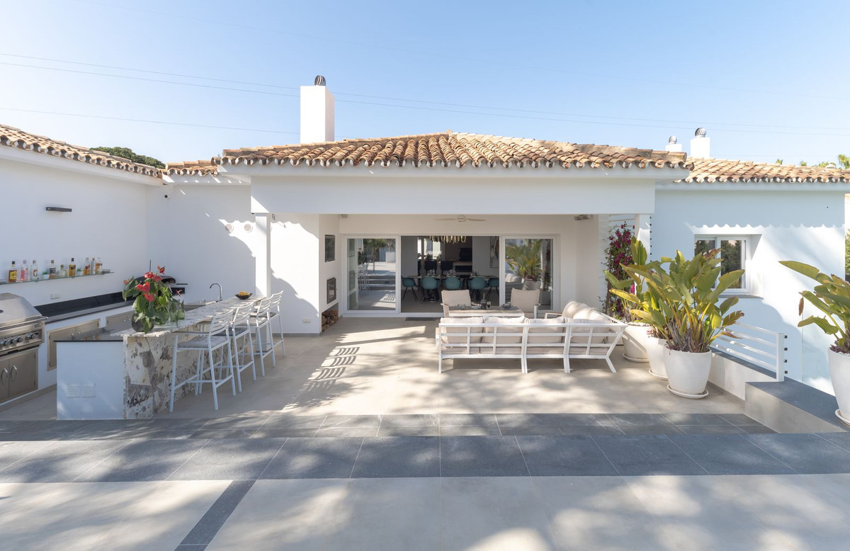 Villa for sale in Estepona