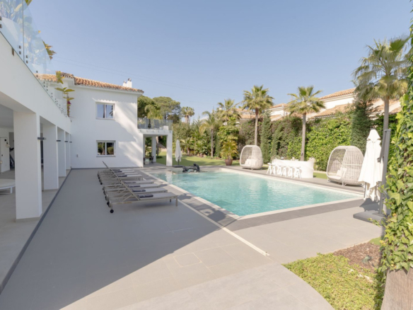 Villa for sale in Estepona
