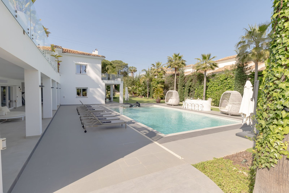 Villa for sale in Estepona