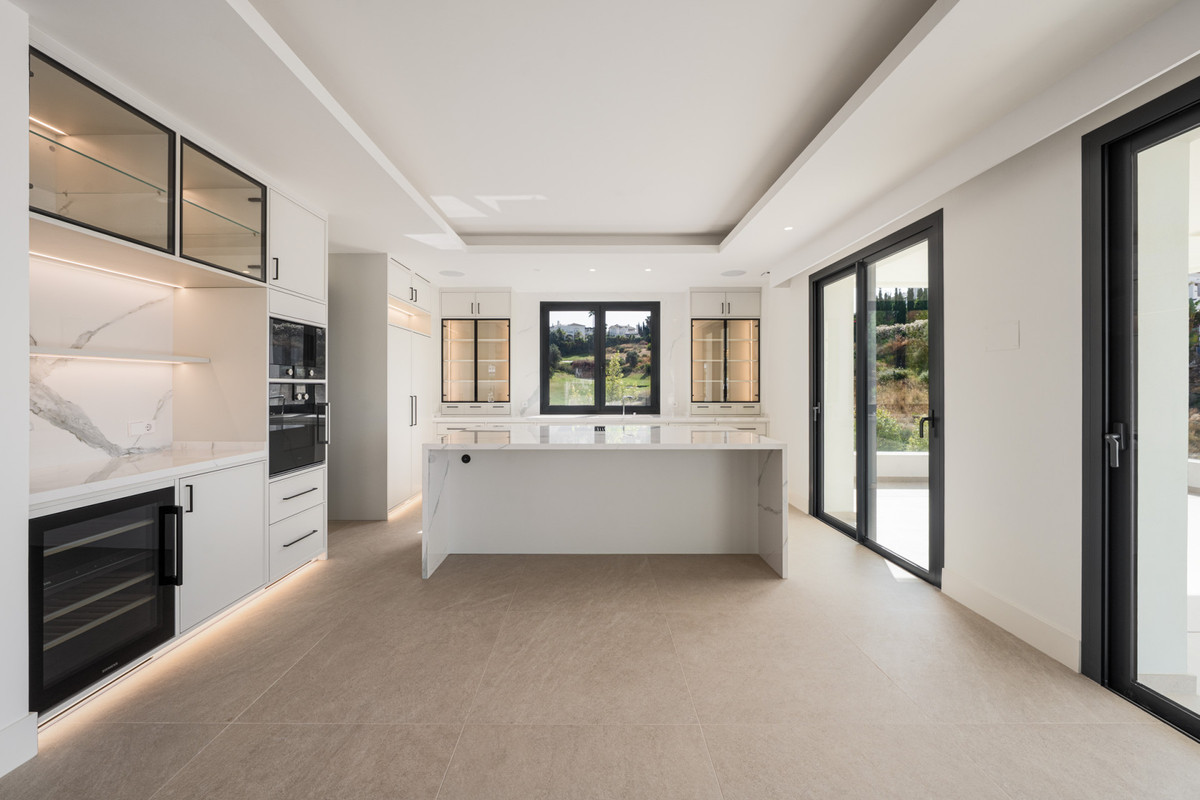 Villa for sale in Estepona
