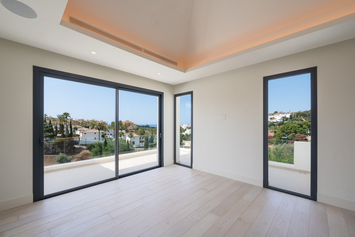 Villa for sale in Estepona