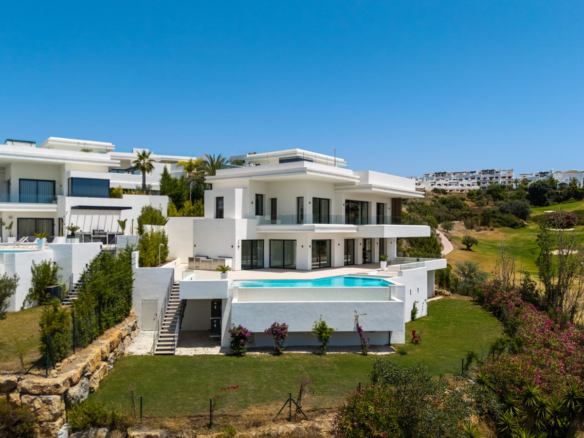 Villa for sale in Estepona
