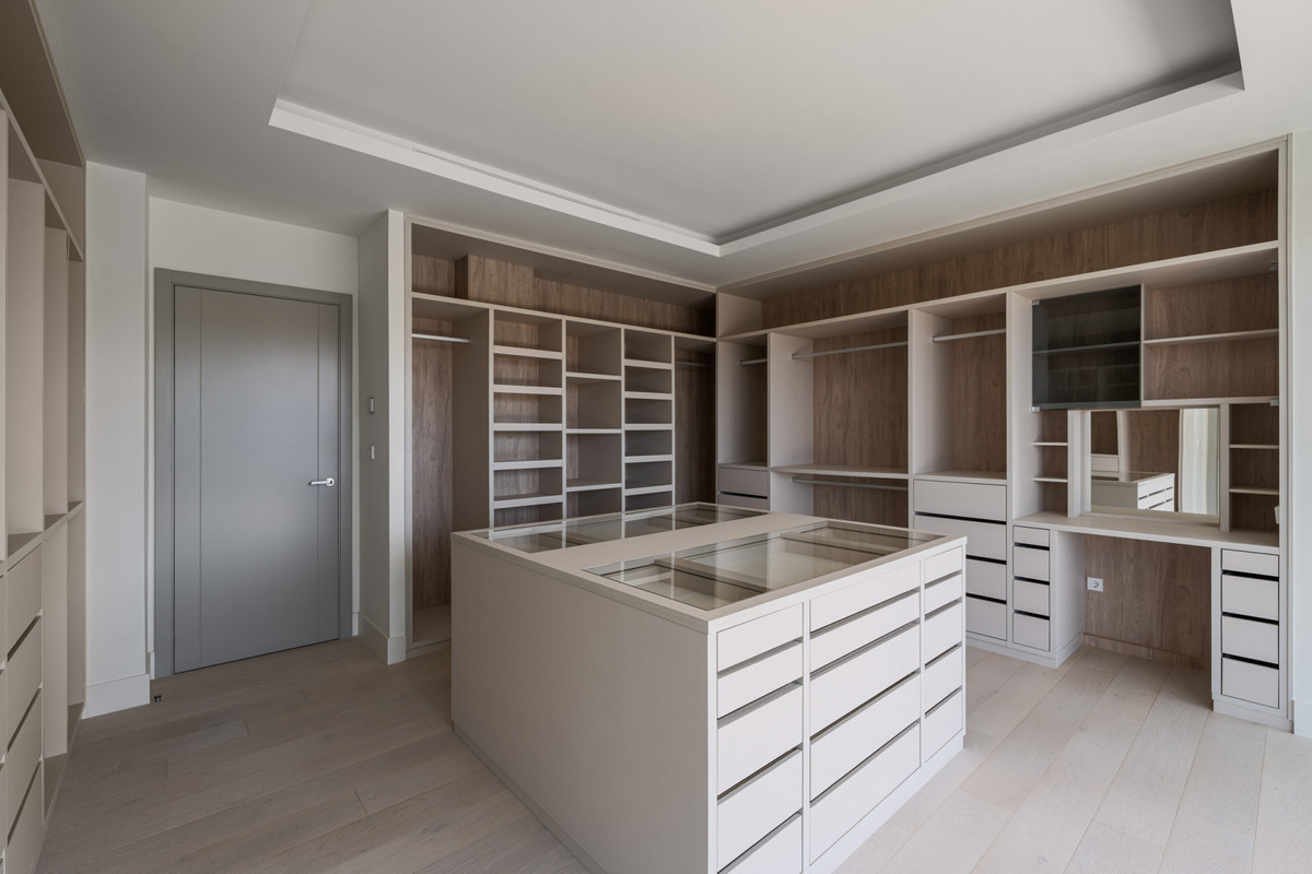 Villa for sale in Estepona