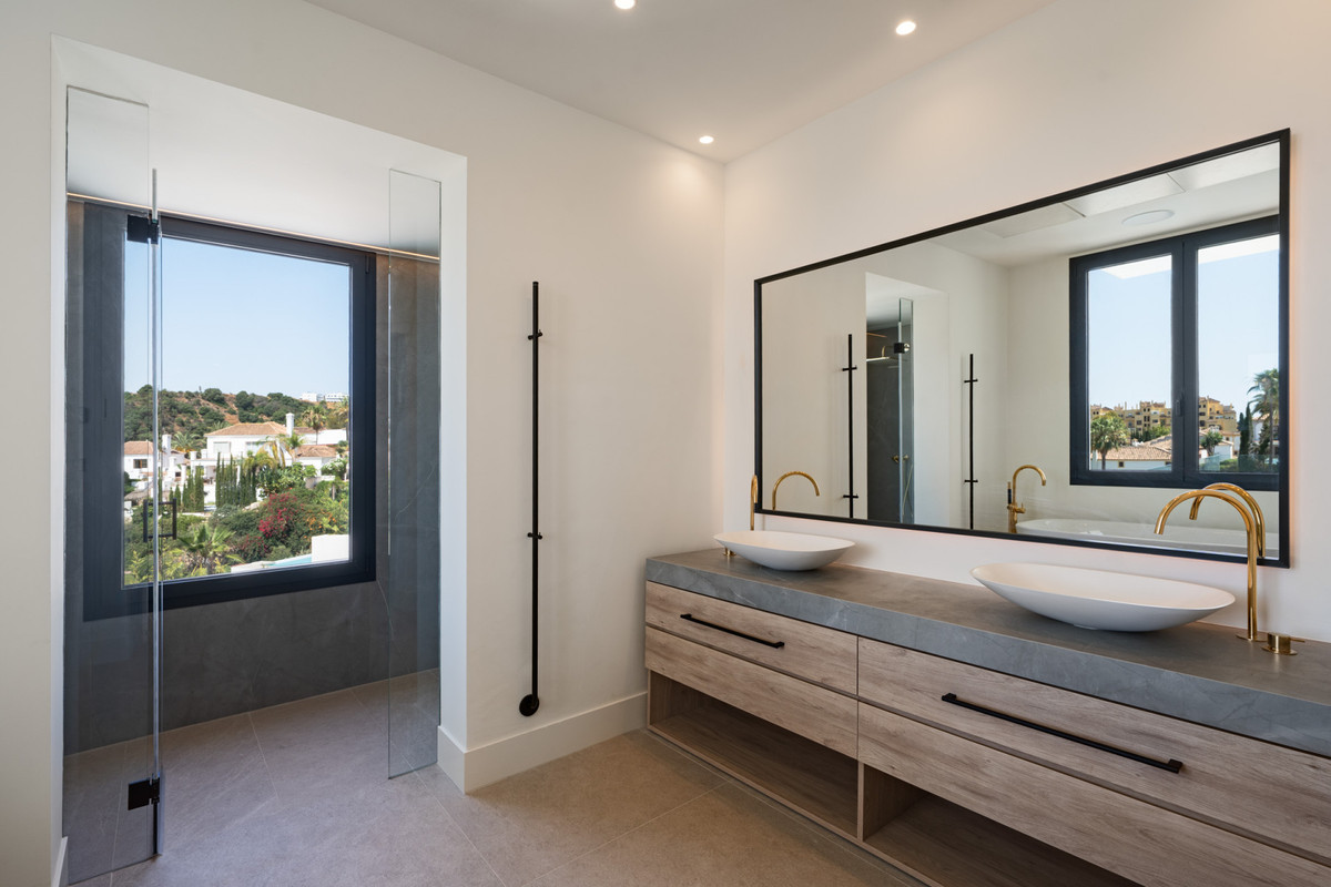 Villa for sale in Estepona