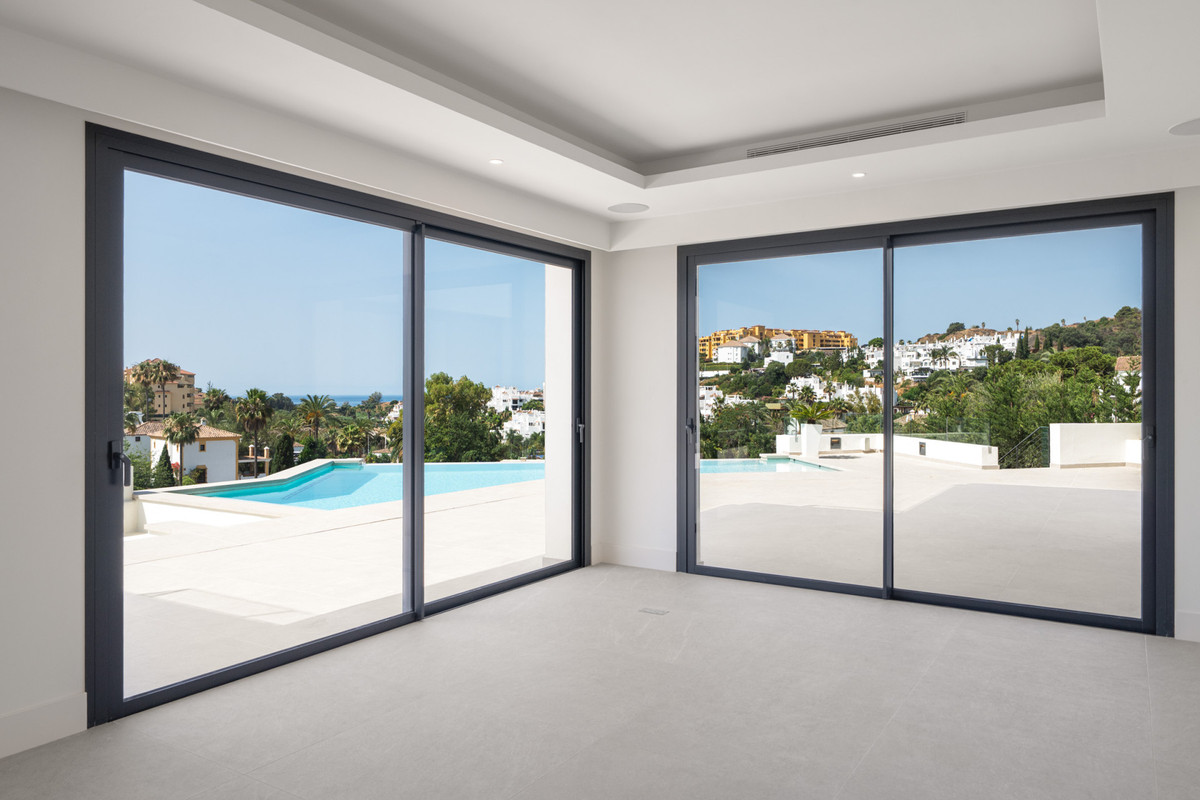 Villa for sale in Estepona