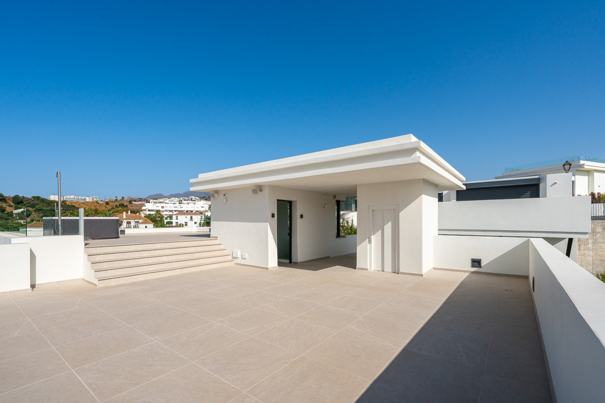 Villa for sale in Estepona