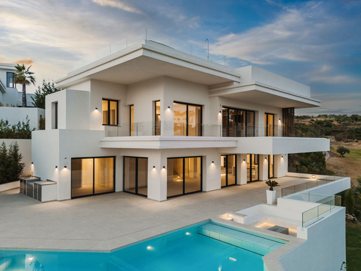 Villa for sale in Estepona