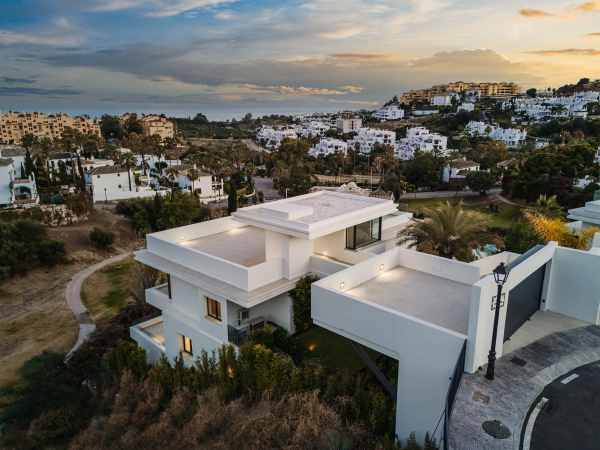 Villa for sale in Estepona