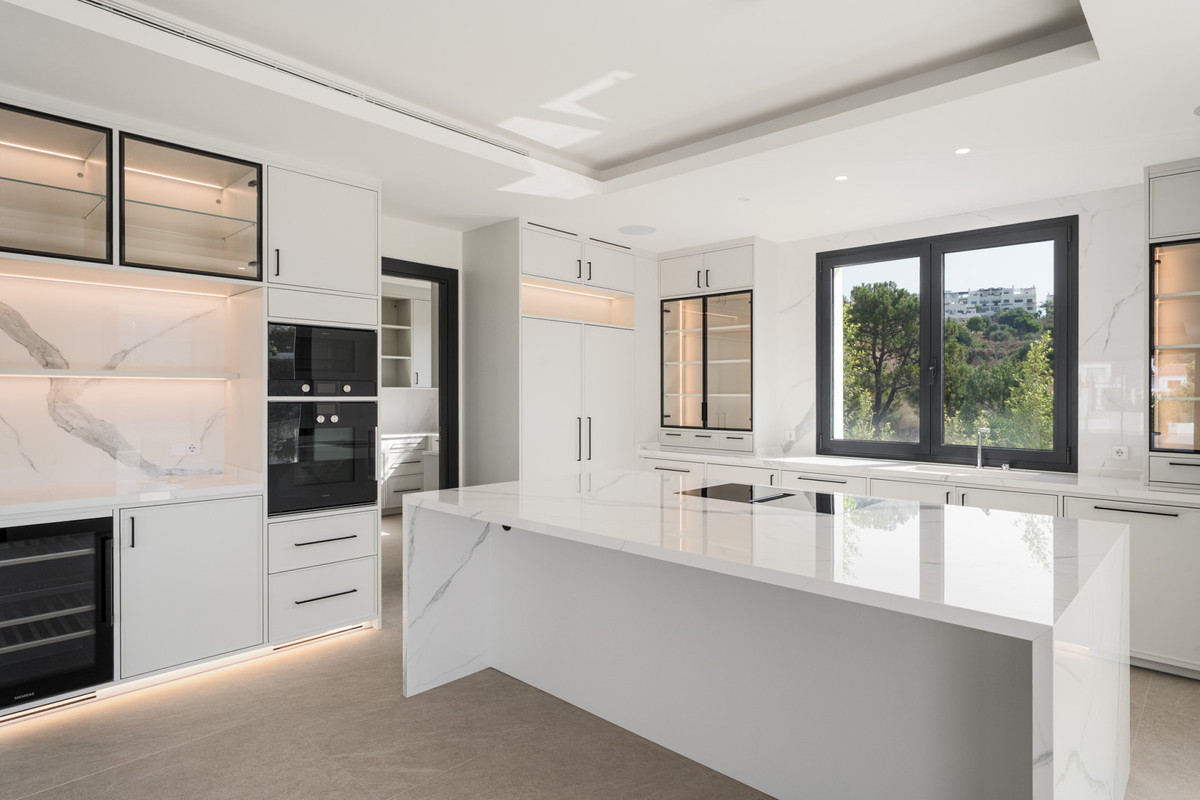 Villa for sale in Estepona