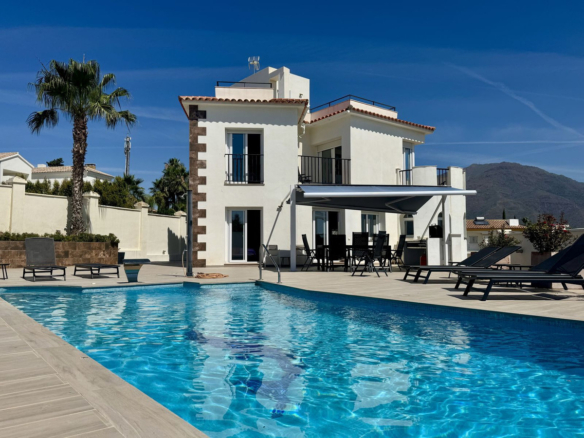 Villa for sale in Estepona