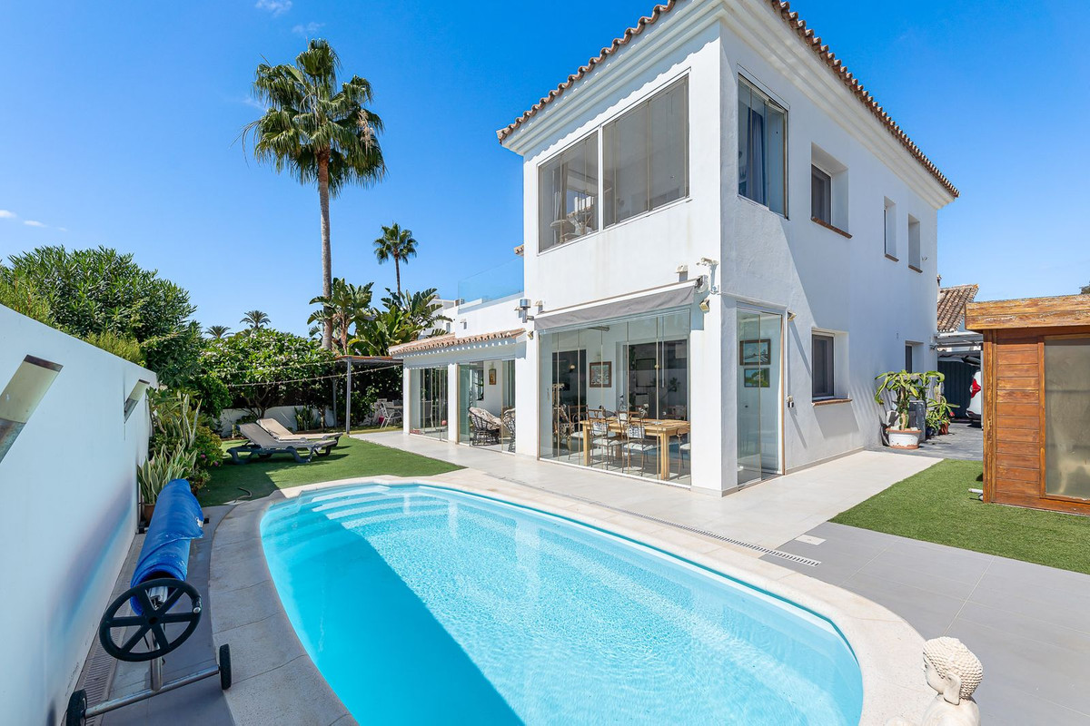 Villa-in-Estepona-Ref-R5180032 Villa for sale in Estepona