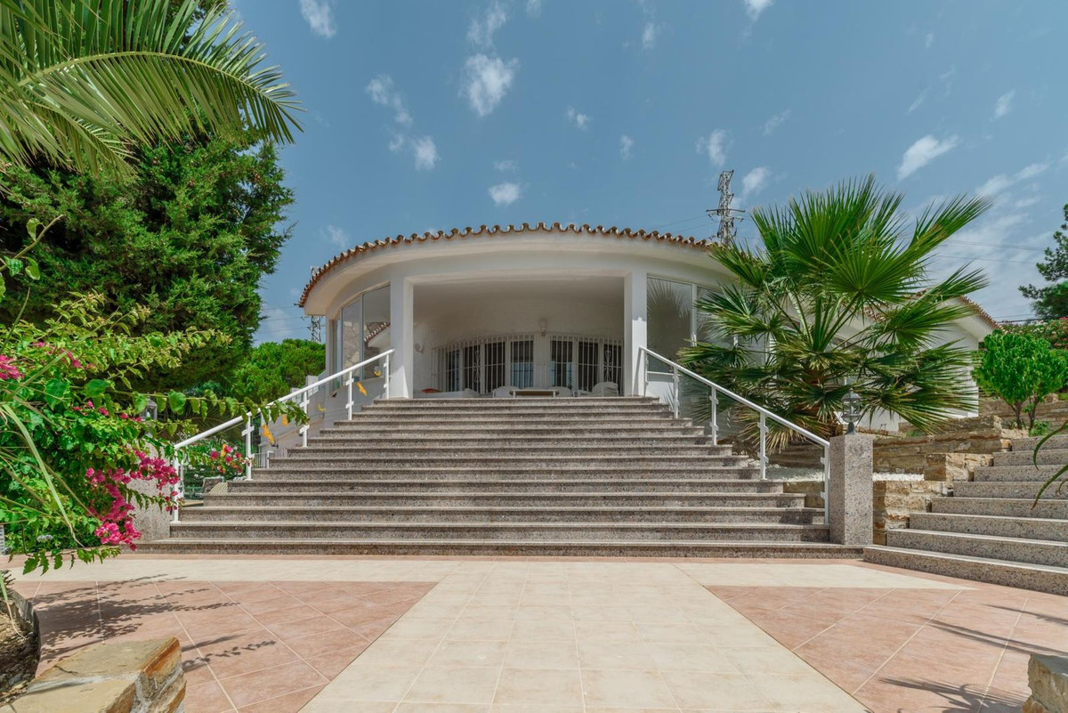 Villa for sale in Estepona
