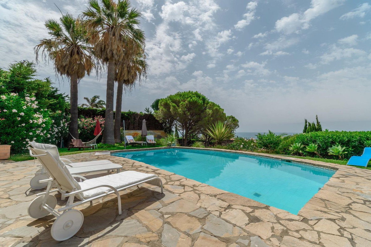 Villa for sale in Estepona