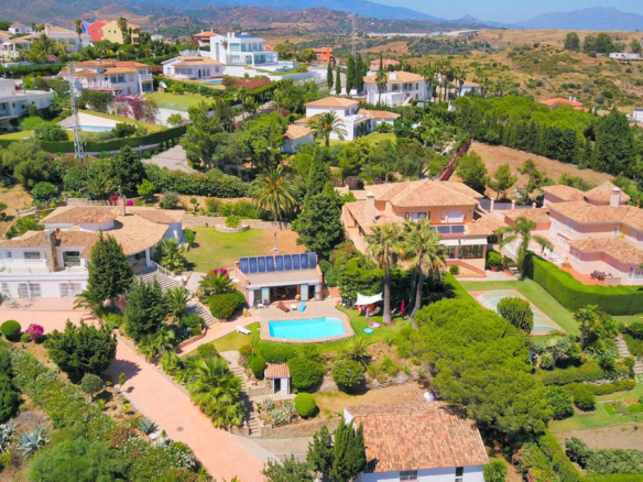 Villa for sale in Estepona