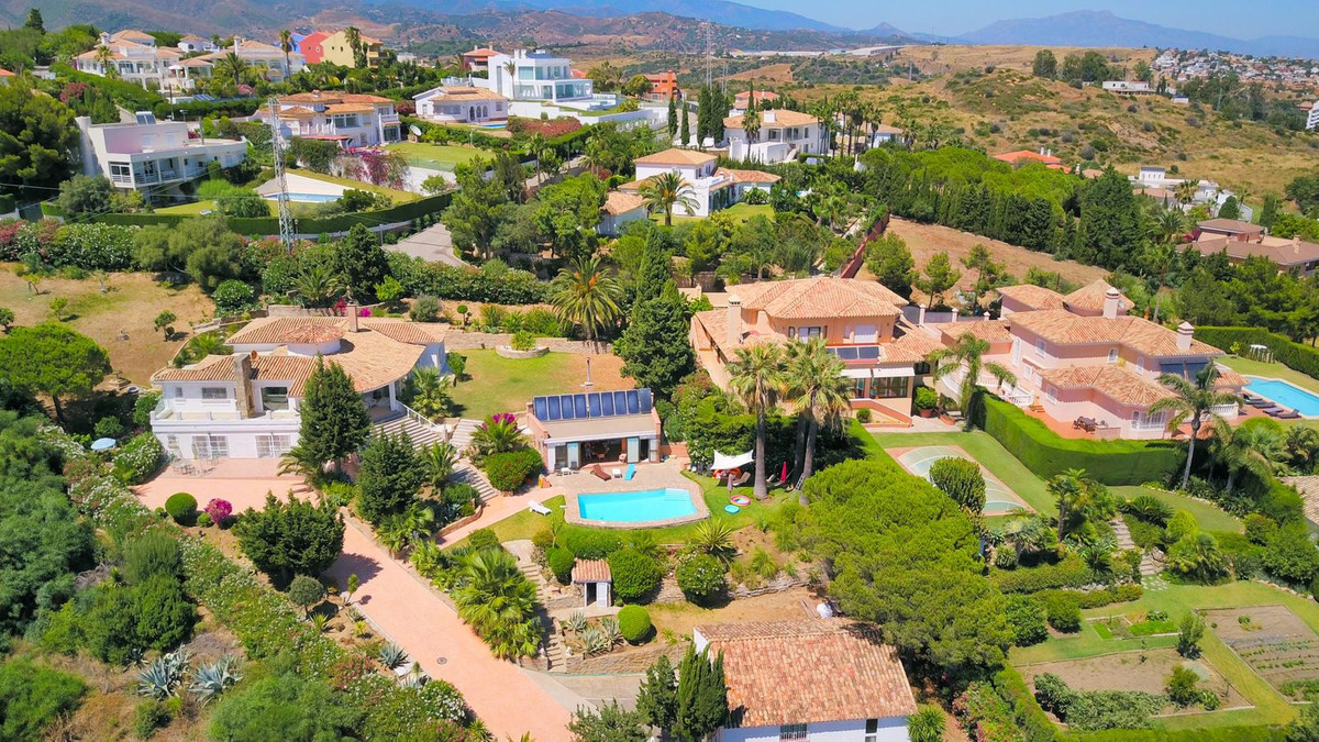 Villa for sale in Estepona