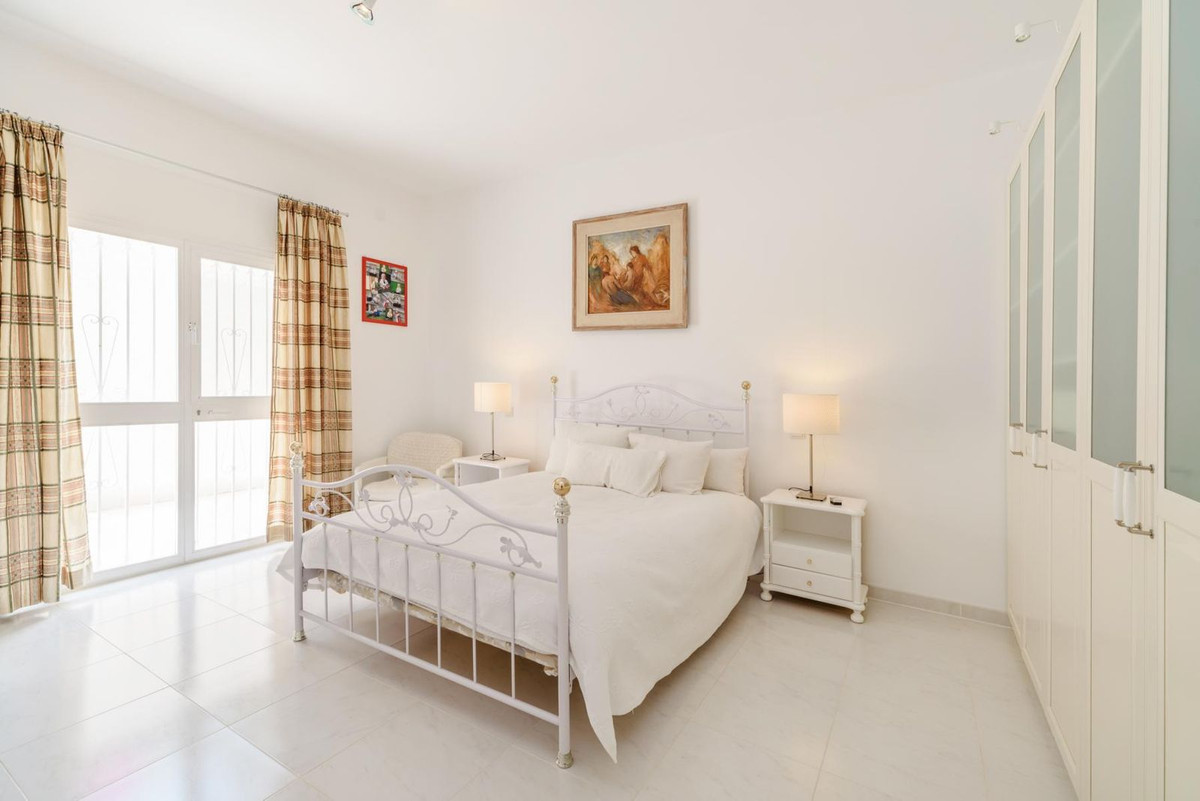 Villa for sale in Estepona