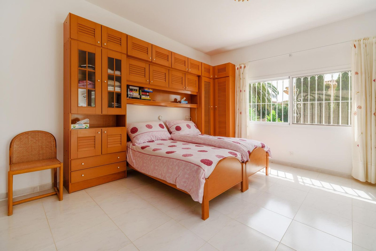 Villa for sale in Estepona