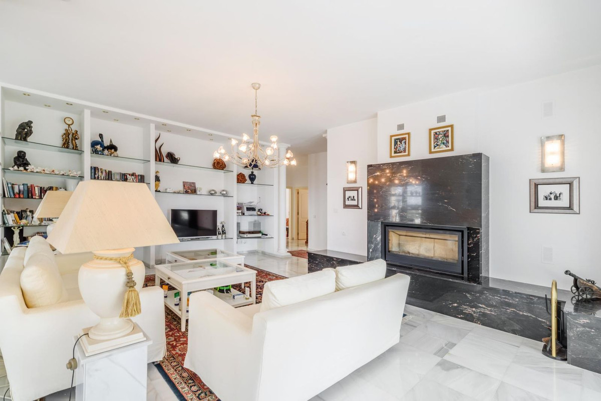 Villa for sale in Estepona