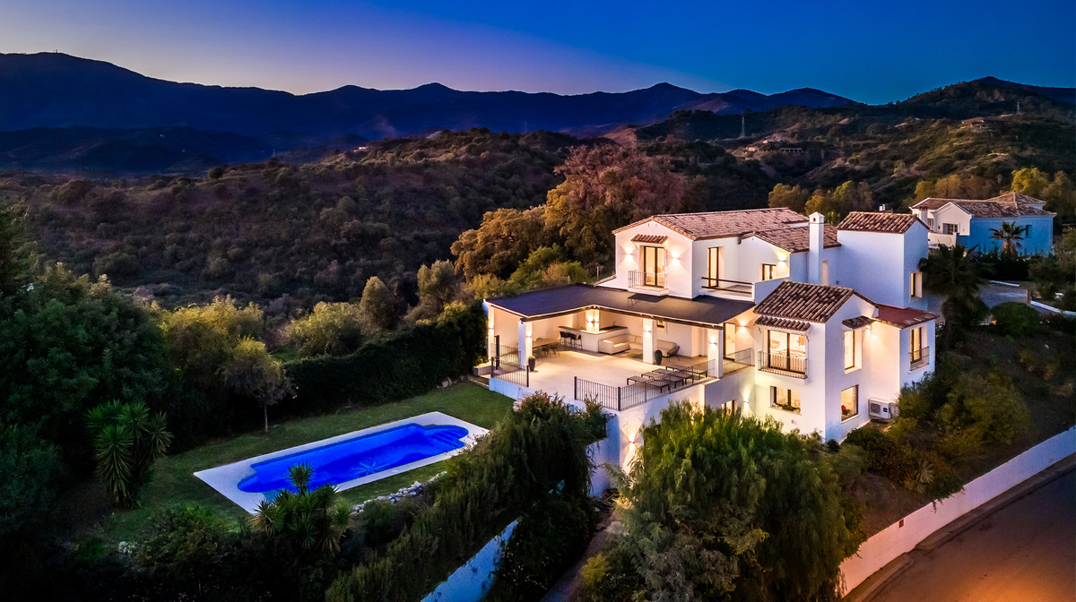 Villa for sale in Estepona