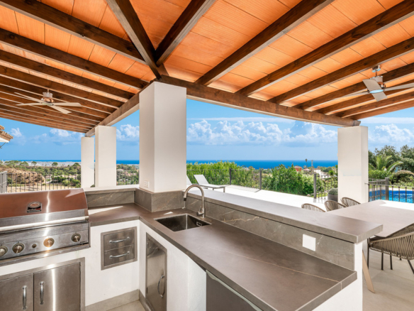 Villa for sale in Estepona