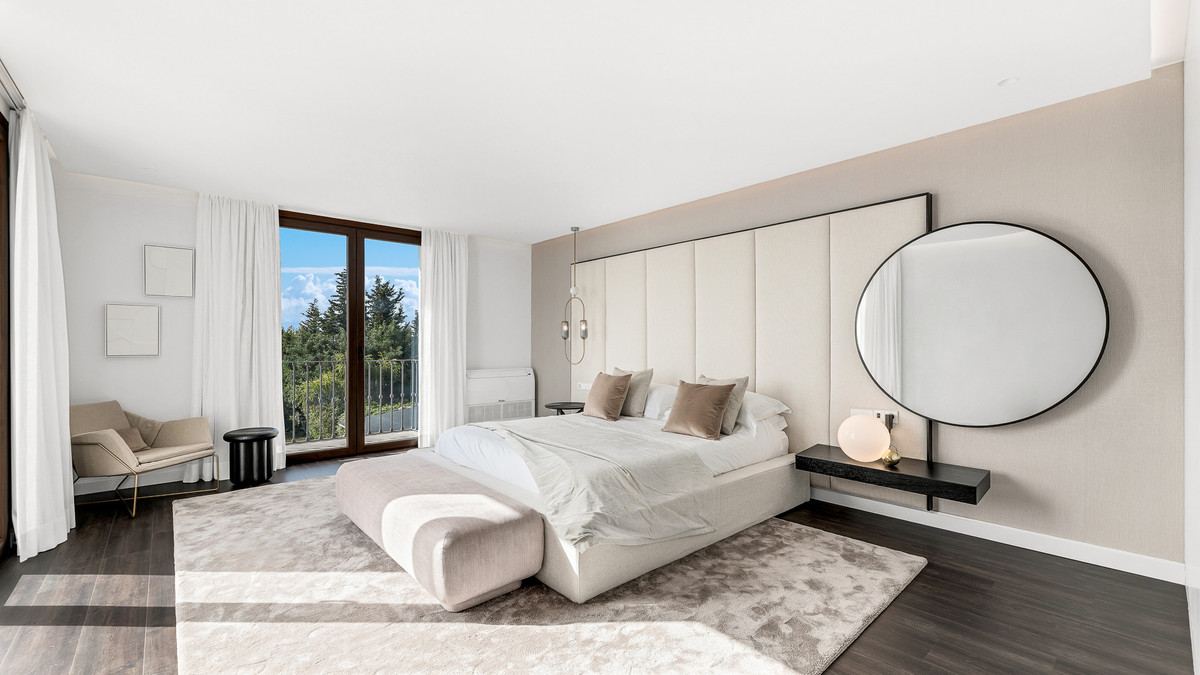 Villa for sale in Estepona