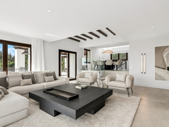 Villa for sale in Estepona