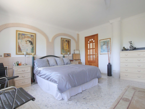 Villa for sale in Estepona