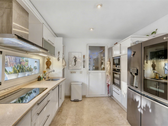 Villa for sale in Estepona