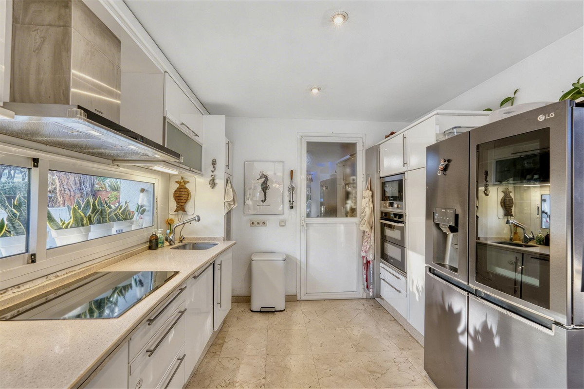 Villa for sale in Estepona