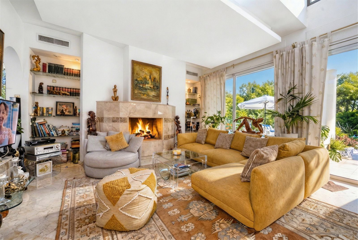 Villa for sale in Estepona