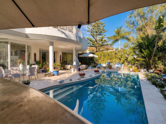 Villa for sale in Estepona