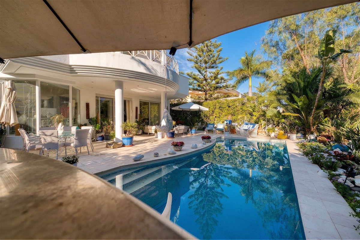 Villa for sale in Estepona