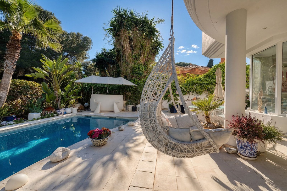 Villa for sale in Estepona