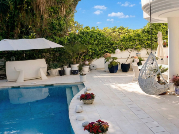 Villa for sale in Estepona