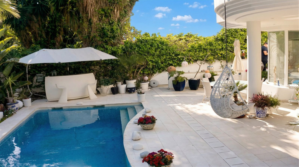 Villa for sale in Estepona