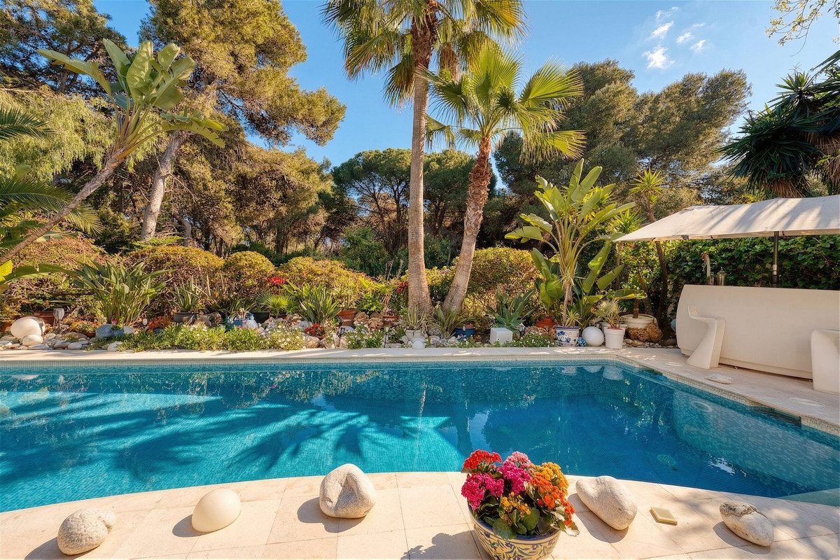 Villa for sale in Estepona