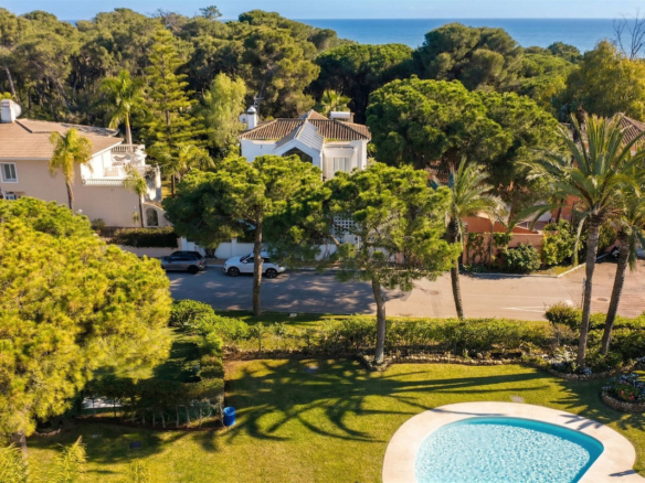 Villa for sale in Estepona