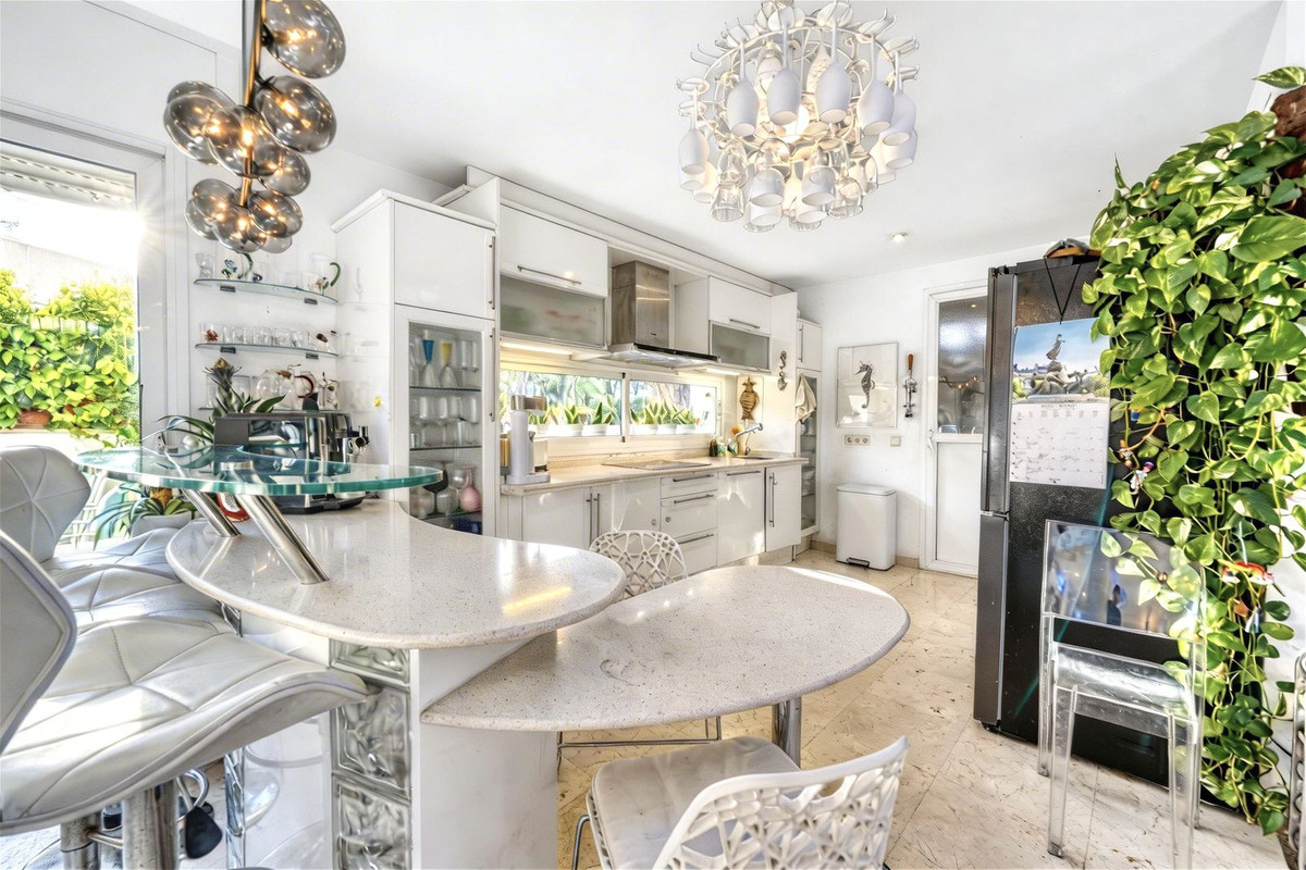 Villa for sale in Estepona