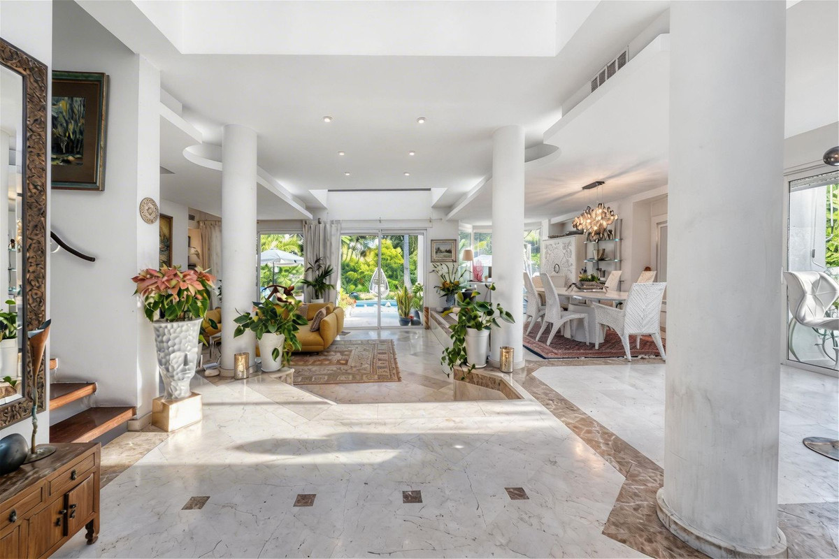 Villa for sale in Estepona