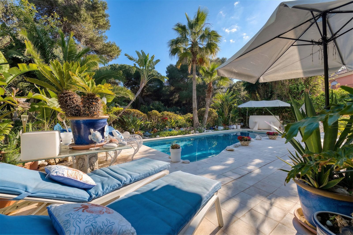 Villa for sale in Estepona