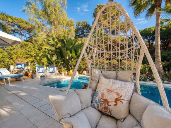Villa for sale in Estepona