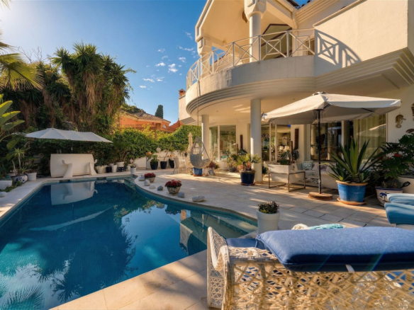 Villa for sale in Estepona